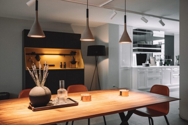 SieMatic Studio Leipzig – Esstisch mit Pendelleuchten