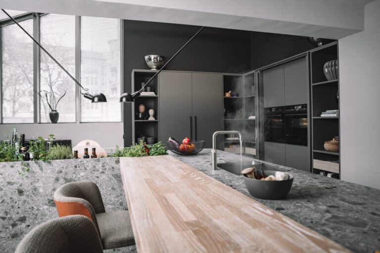 SieMatic Studio Leipzig – Kochinsel mit Holz und Naturstein