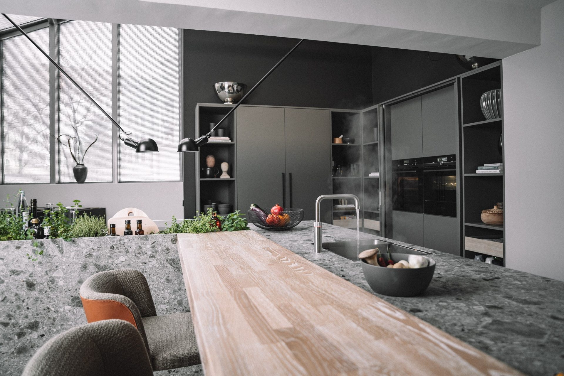 SieMatic Studio Leipzig – Kochinsel mit Holz und Naturstein