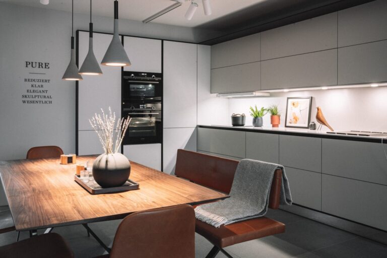 SieMatic PURE mit Esstisch im Studio Leipzig