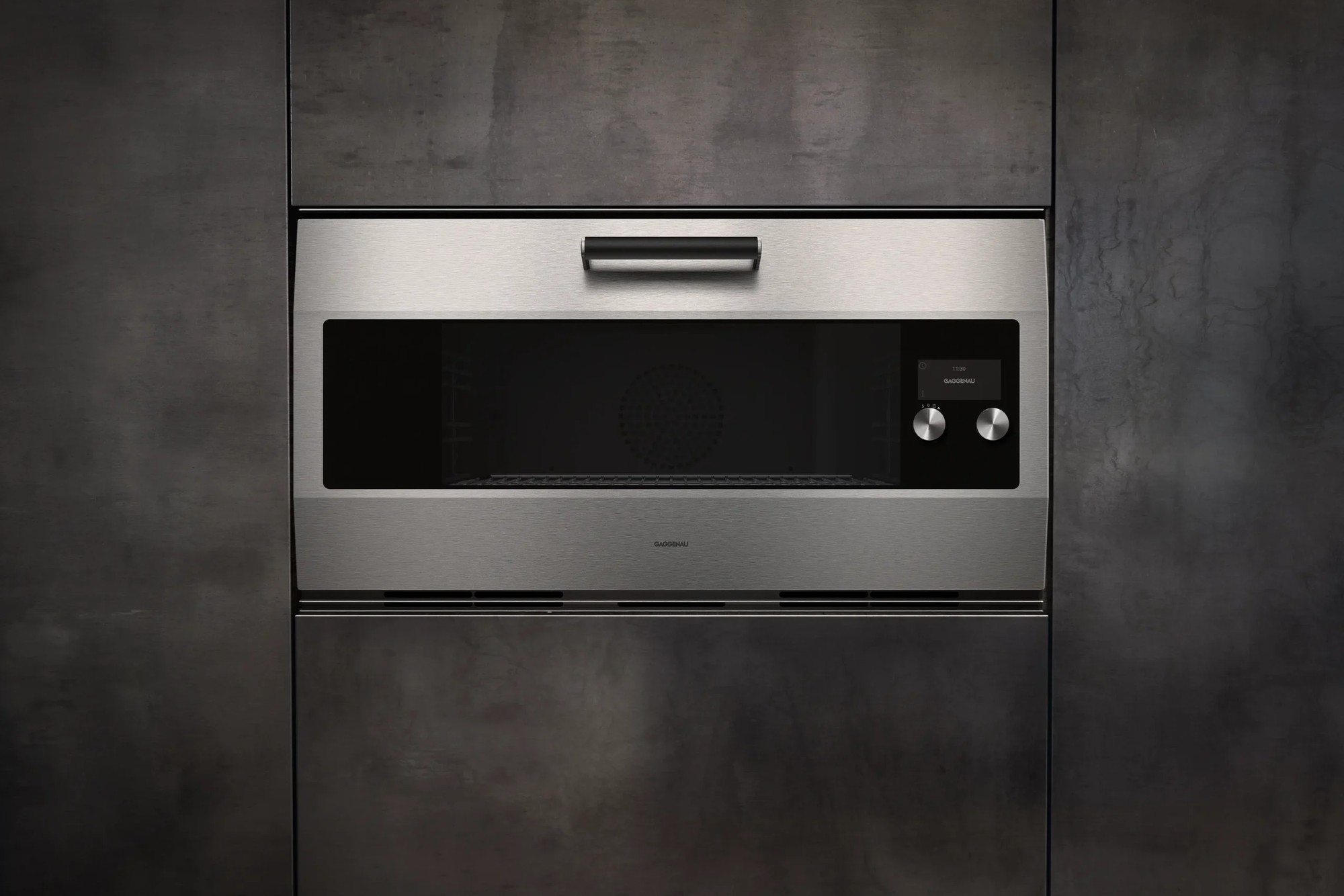 Gaggenau Backofen EB 333 mit 90 Zentimetern Breite in einer dunklen Nische