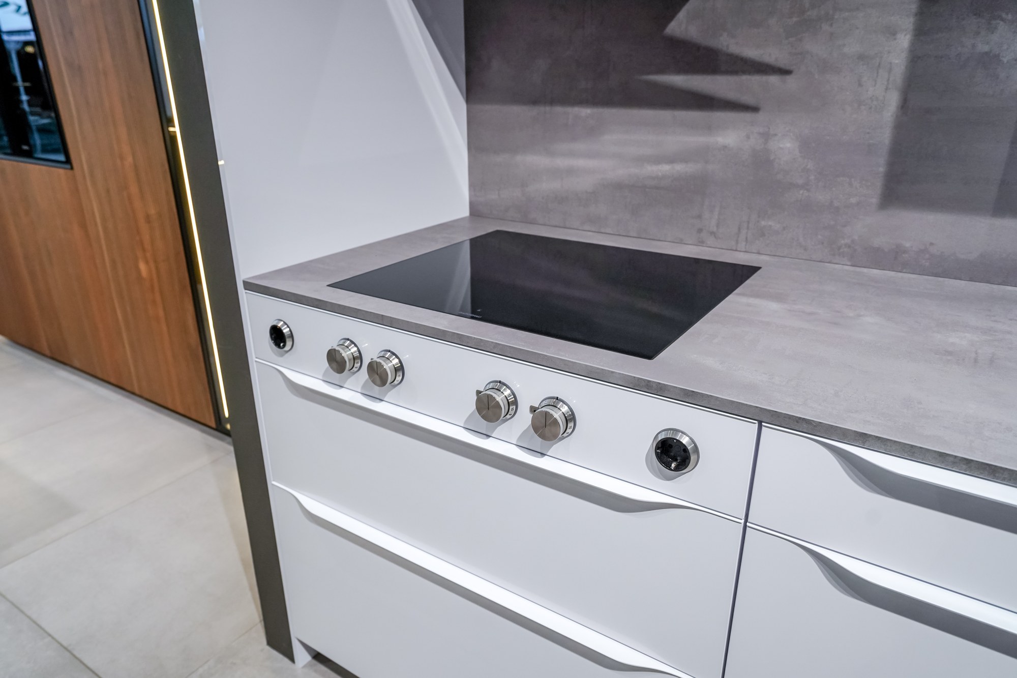 Gaggenau Küchengeräte: Kochfeld mit Bedienknebeln in einer weißen Küche im LEICHT Studio Leipzig