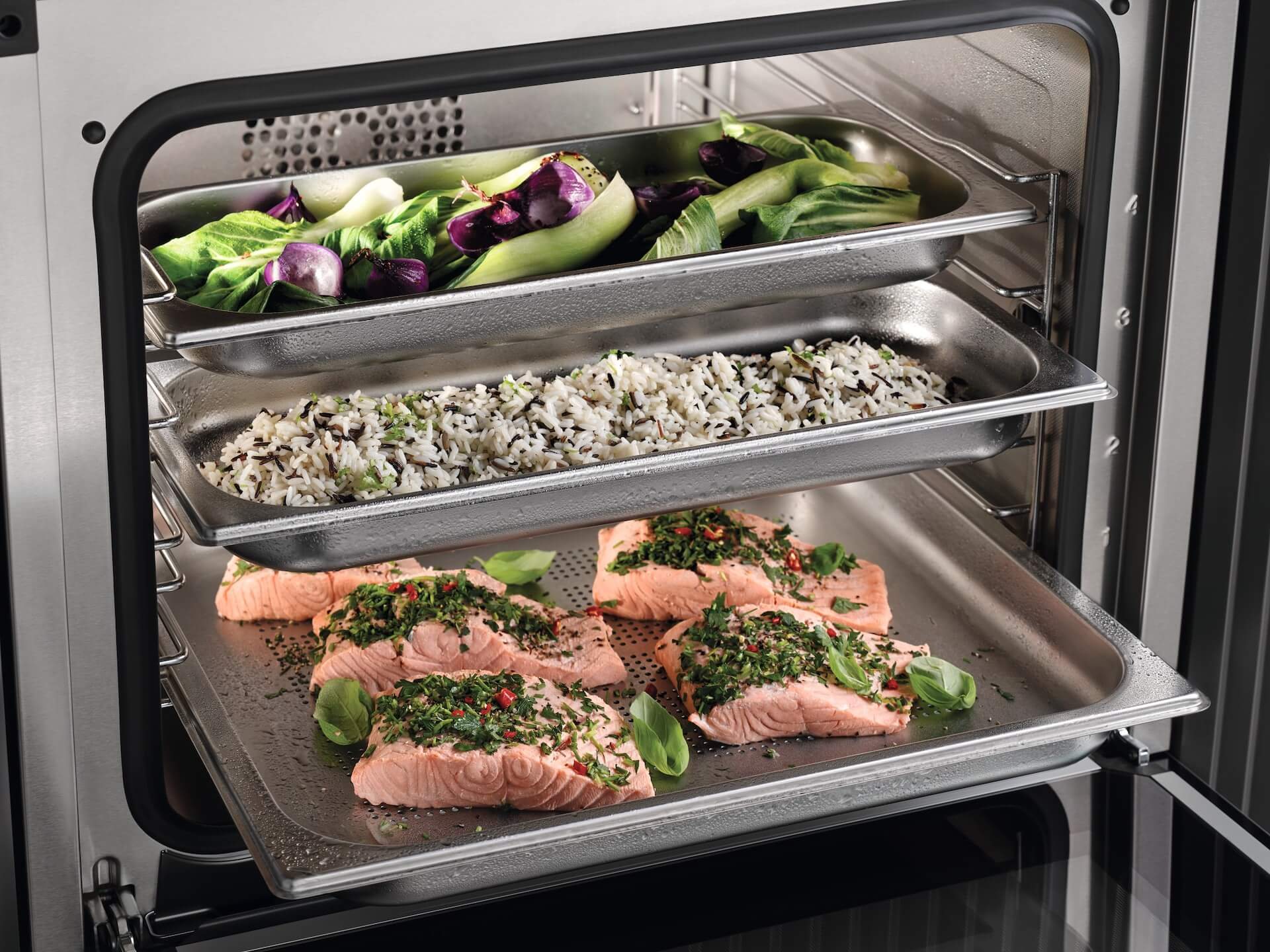 Miele Backofen in Obsidianschwarz mit Display in einer dunklen Hochschrankwand