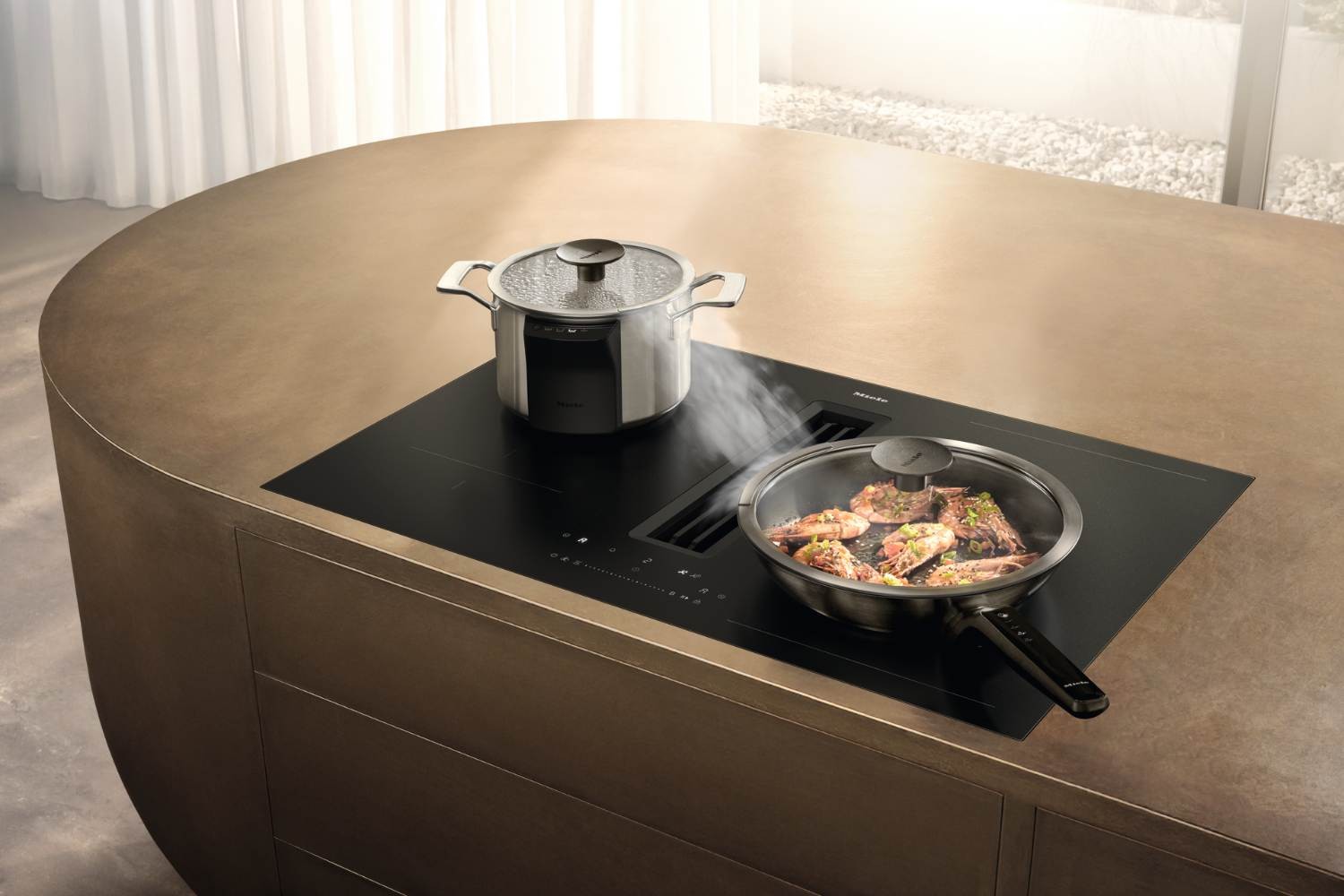 Miele Kochfeld mit Dunstabzug KMDA 8683 FL auf einer Kochinsel