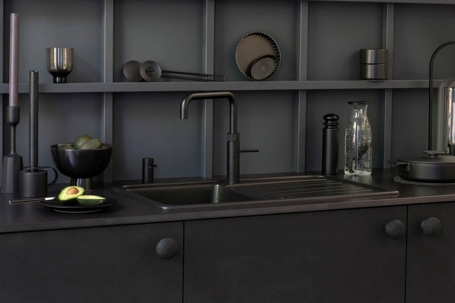 Quooker Armatur in Schwarz an einer dunklen Spüle