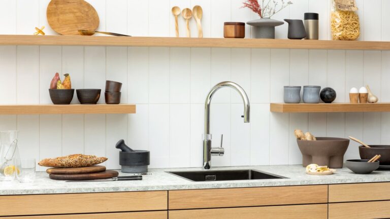 Quooker Kochend-Wasserhahn: Flex in Chrom an einer Küchenzeile mit Holzfronten