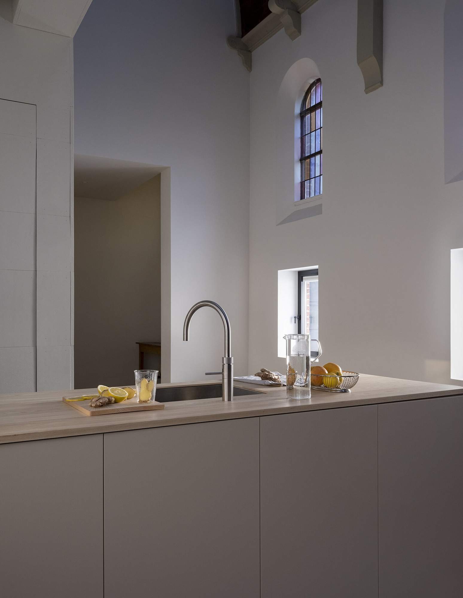 Quooker Fusion Round in Edelstahl an einer hellen Spüle