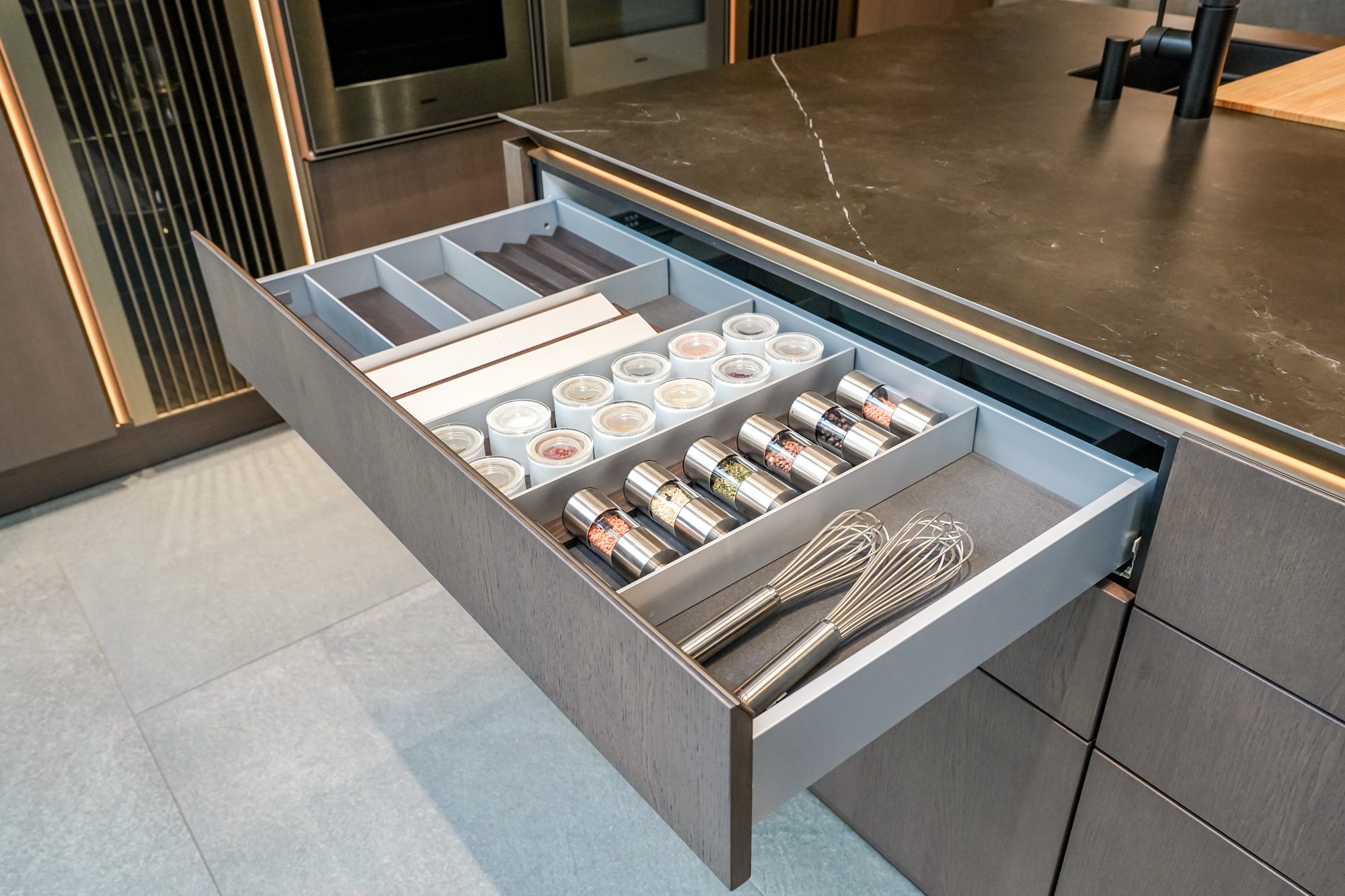 Geöffneter Auszug mit Innenausstattung aus Aluminium im SieMatic Studio Leipzig