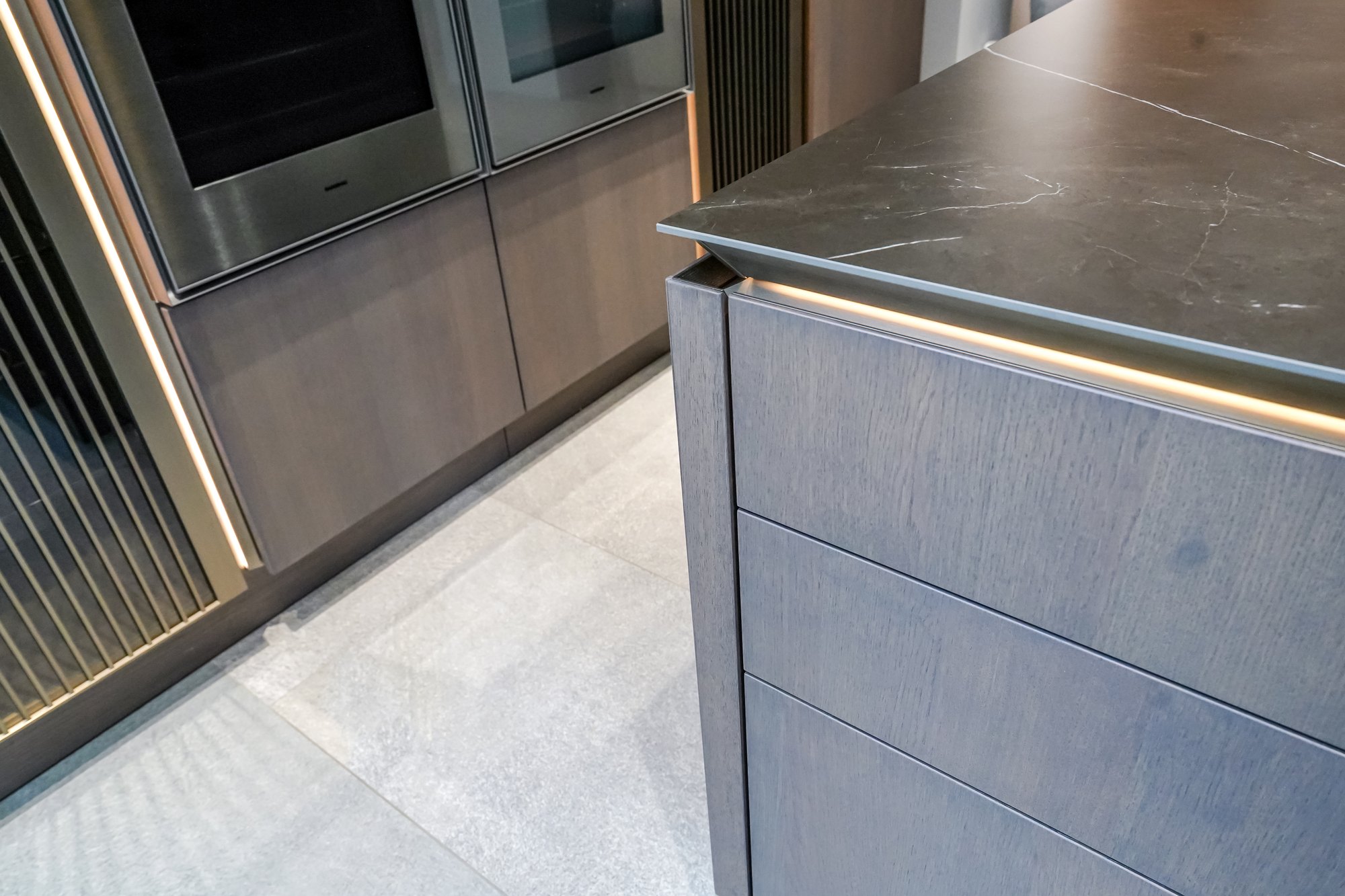 Kante der Keramikplatte mit Lichtleiste an der Kochinsel im SieMatic Studio Leipzig