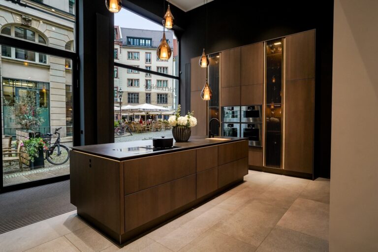 SieMatic Küchen: Kochinsel in dunkler Eiche mit Keramikplatte im SieMatic Studio Leipzig