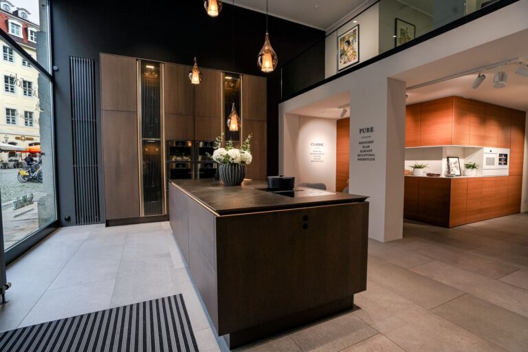 Unsere Marken: Kochinsel in dunkler Eiche im SieMatic Studio Leipzig