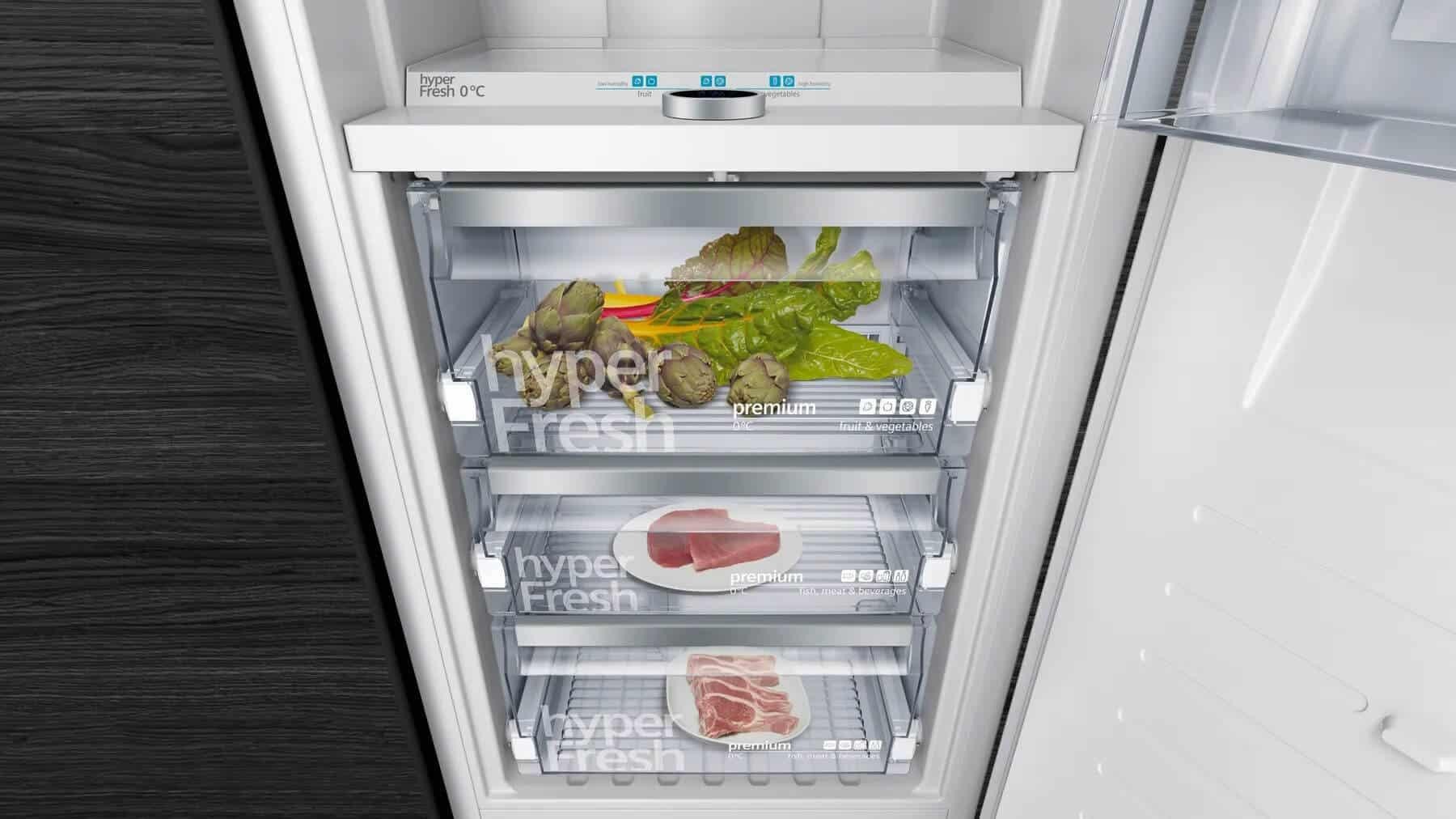 Geöffneter Siemens Einbau-Kühlschrank mit Frischefächern
