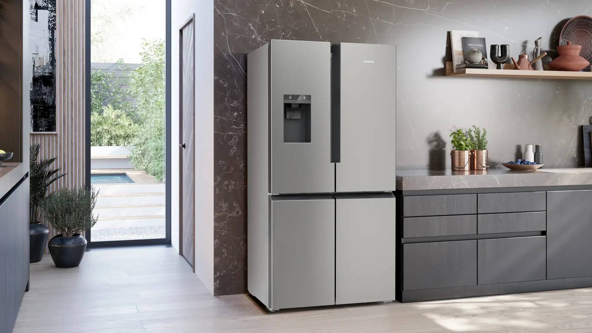 Siemens Hausgeräte: French-Door-Kühlschrank in einer Küche mit dunklen Fronten